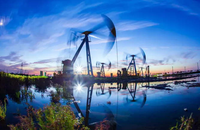 پیش‌بینی قیمت نفت خام؛ بازارهای نفت خام به نوسان خود ادامه می‌دهند