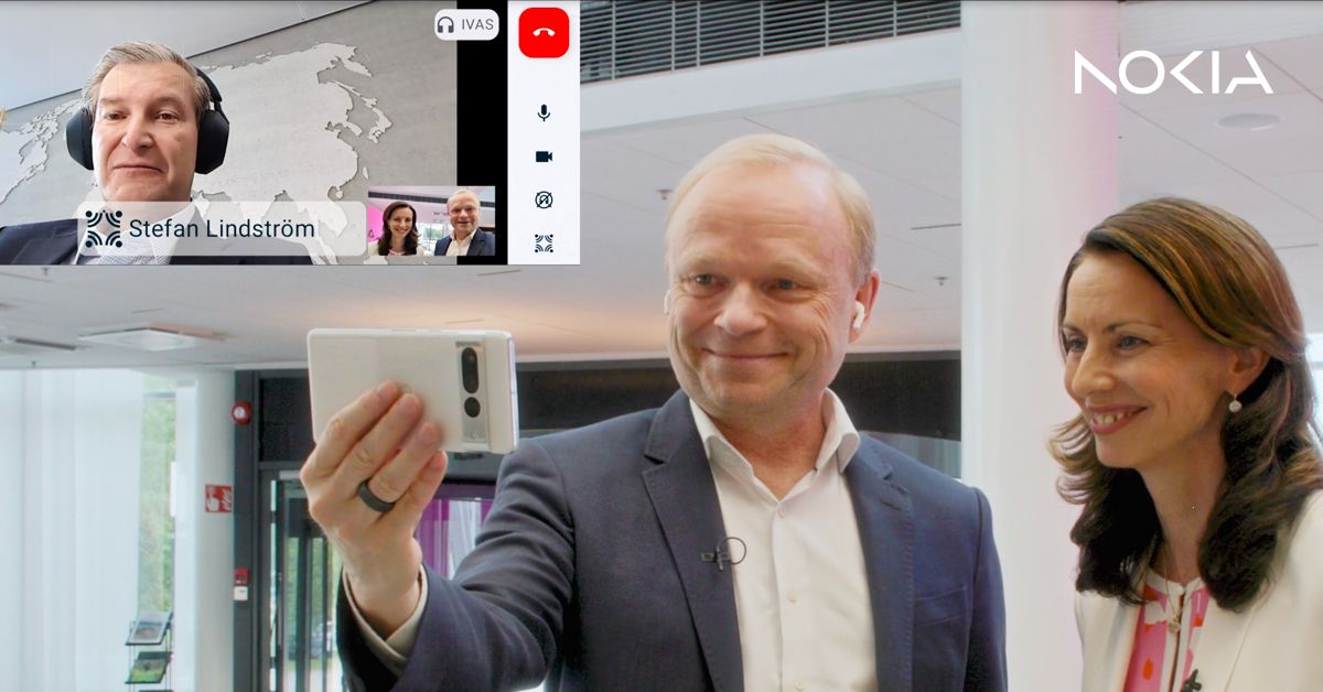پکا لوندمارک، مدیرعامل شرکت نوکیا و جنی لوکاندر در حال برقراری تماس سه بعدی